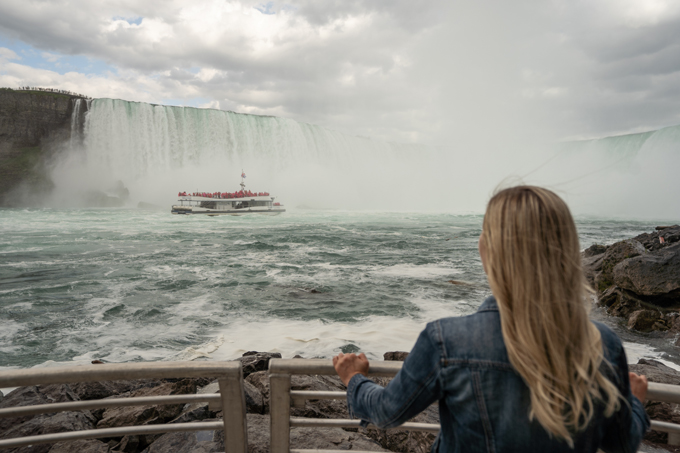 view Niagara Falls from the tunnel