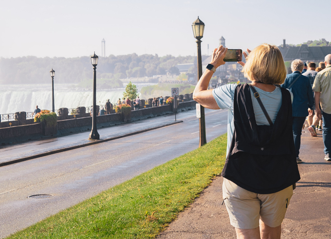 taking pictures on Niagara Falls tours